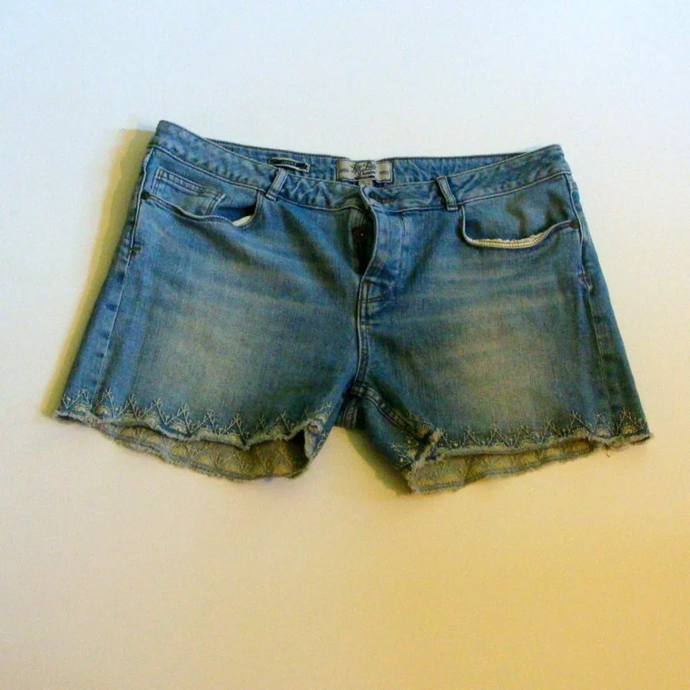 Fat Face Denim Embroidered Button Fly Shorts - Picture 2 of 4
